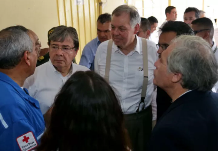 El secretario general de OEA, Luis Almagro (i) y el ministro de relaciones exteriores de Colombia, Carlos Holmes Trujillo, en la ciudad fronteriza de Cúcuta. FOTO/EFE