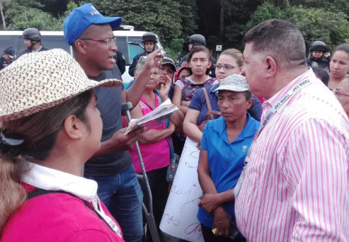 Los residentes están cansados de no contar con el suministro de agua potable. Foto: Eric Ariel Montenegro. 