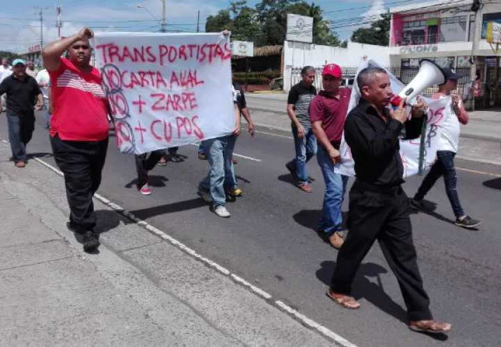Los taxistas de Arraiján marcharon gritando consignas y portando pancartas. Foto: Eric Ariel Montenegro.