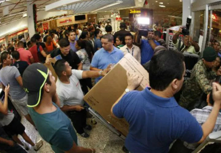 Consumidores esperan aprovechar las ofertas del 'Black Weekend'
