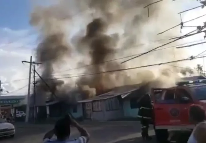 Los residentes de estas viviendas salieron a tiempo del incendio en Bocas del Toro.
