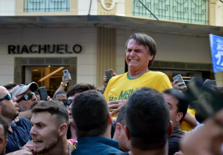 El candidato ultraderechista Jair Bolsonaro al momento de ser acuchillado durante un mitin en Brasil. Foto: EFE