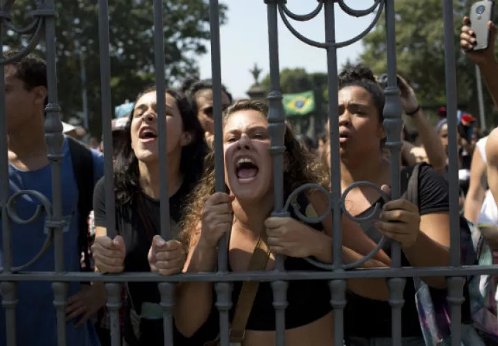 Estudiantes y empleados del Museo Nacional protestan fuera de la institución. Foto: AP 