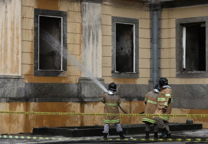 Bomberos continúan trabajando en el Museo Nacional de Brasil tras el incendio. Foto: EFE