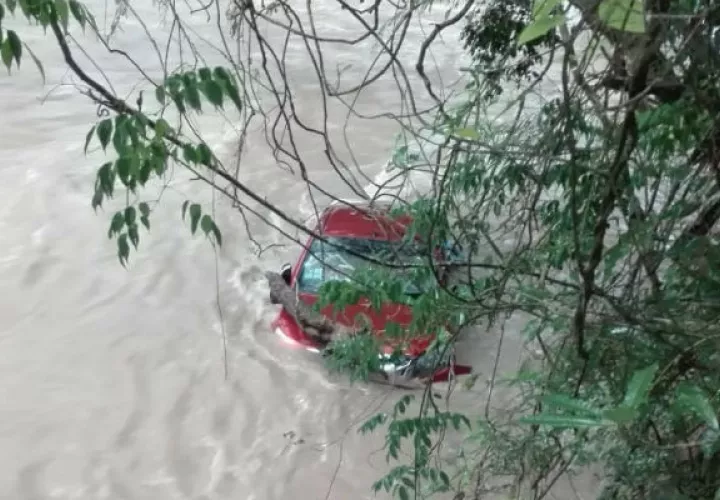 Un carro fue arrastrado por la corriente del río Chame en Panamá Oeste. Foto: Eric Ariel Montenegro