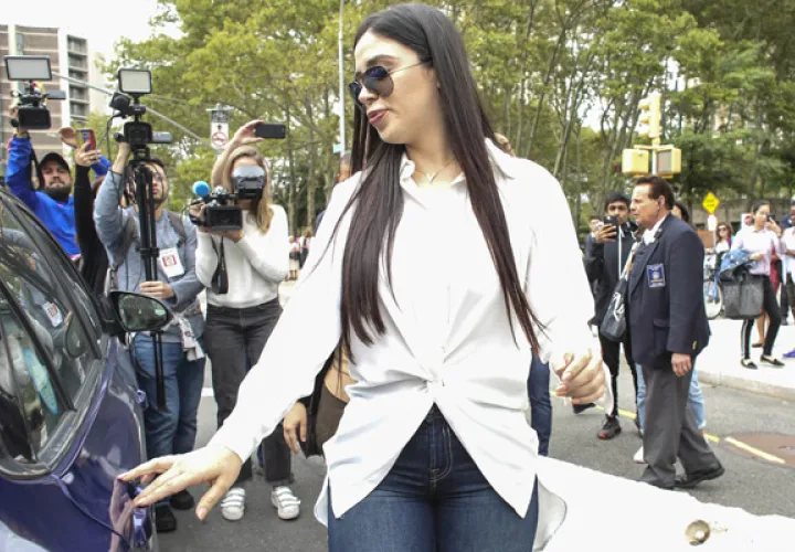 La esposa del narcotraficante Joaquín Guzmán Loera "El Chapo", Emma Coronel, camina a su salida de una audiencia. FOTO/EFE