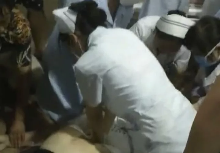 Las personas heridas reciben tratamiento médico por el atropello mortal en China. Foto: AP