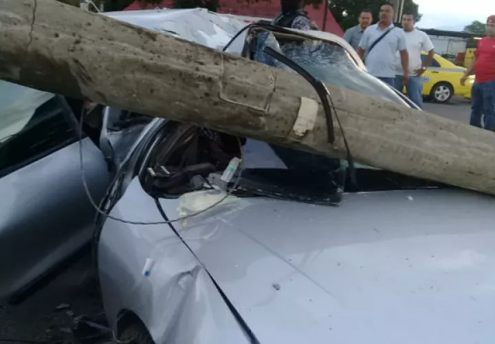 Se estrella contra el  poste del tendido eléctrico al perder el control del auto. Foto/Mayra Madrid 