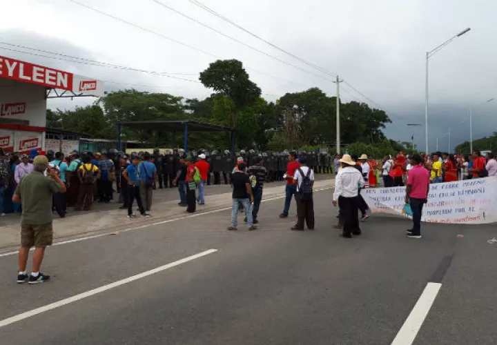 Los residentes procedieron a cerrar la vía a las 11:00 a.m. en Chiriquí. Foto: José Vásquez.