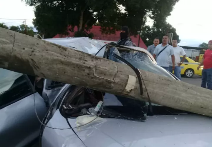 Las autoridades del tránsito en la provincia de Chiriquí, una vez registrado el accidente practican la prueba de alcoholemia al conductor del vehículo, quien dio positivo. Foto: Mayra Madrid  