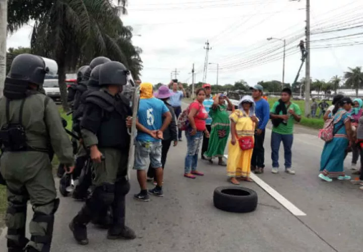 Los precaristas cerraron los cuatro paños de la vía Interamericana en Chiriquí. Foto: Mayra Madrid.