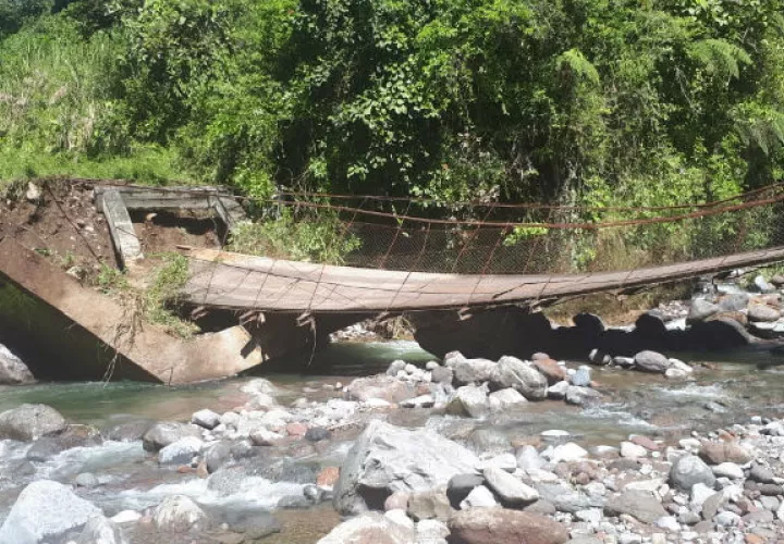 El lugar donde se ubica el puente que colapsó en Chiriquí se mantiene acordonado. Foto: Mayra Madrid.