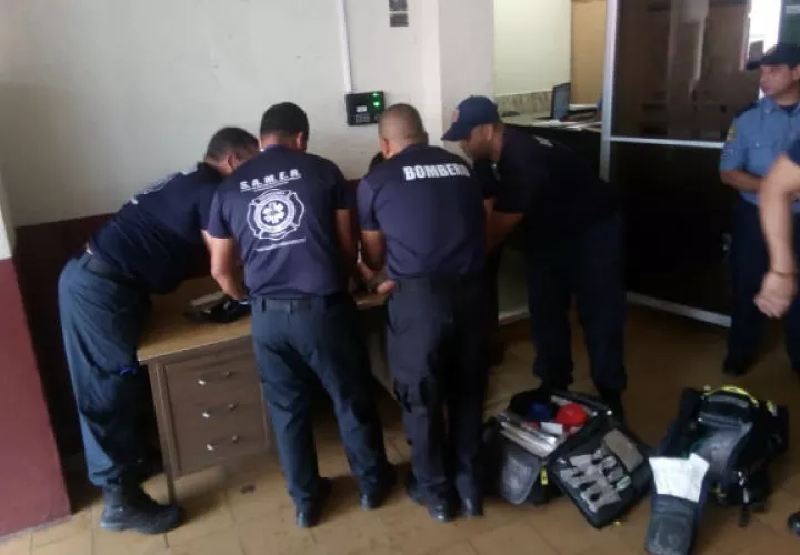  Los bomberos atendieron a la menor y salvaron su vida. Foto: Cortesía.