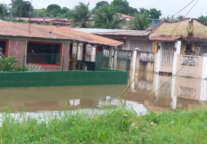 Gran cantidad de agua ingresó a las casas, causando daños materiales. Foto/Diómedes Sánchez