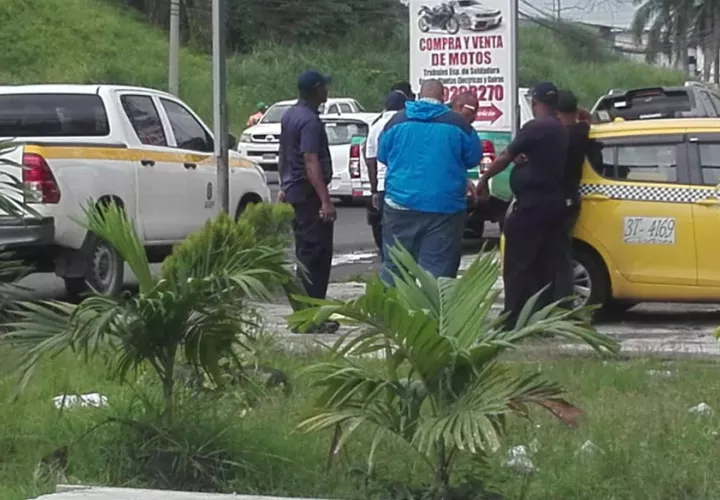 Estos puestos se dedican a la compra y venta de autos, kioscos de comida, lava autos, entre otros servicios. Foto/Diómedes Sánchez