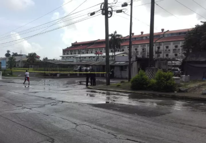 Todo el perimetro del centro ha sido cerrado por la Policía Nacional en la provincia de Colón. Foto: Diómedes Sánchez