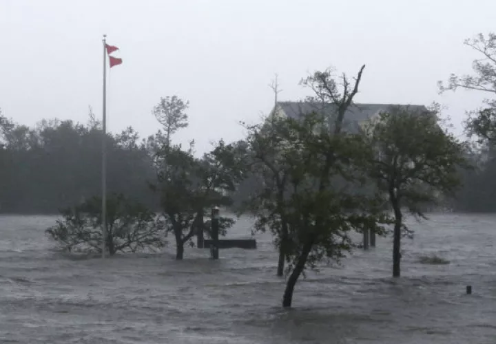 Los fuertes vientos y mareas de tormenta del huracán Florence golpean a Swansboro N.C., este viernes. AP