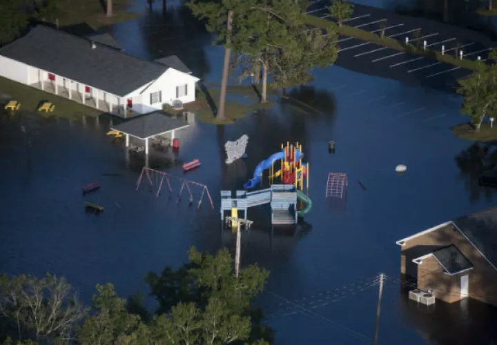 Las aguas de inundación rodean un patio de recreo después de que Florence golpeó las Carolinas en los Estados Unidos. AP