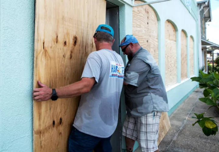 Dueños de restaurantes protegen con madera sus establecimientos.
