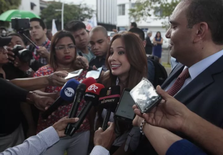 Estudiantes de Periodismo también mostraron su descontento ante la demanda a la periodista Guadalupe Castillero. /Foto: Víctor Arosemena