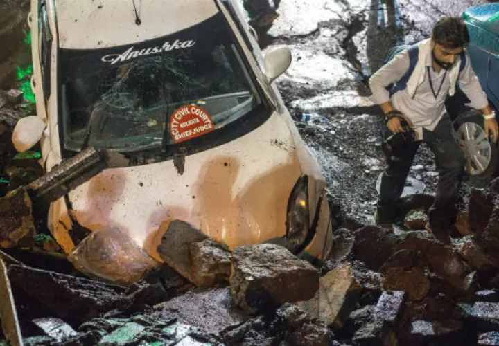 Un coche aplastado en el lugar en el que un puente se ha derrumbado en Calcuta (India). Foto: EFE