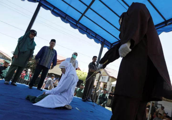 La pena se ejecutó en un espacio situado frente a la mezquita Al Wustha de Banda Aceh, la capital provincial.