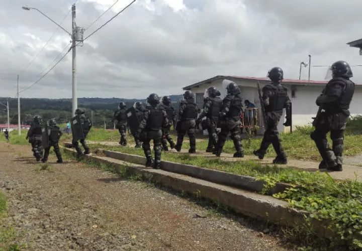 Unidades del Control de Multitudes de la Policía Nacional se mantienen en Loma de Mastranto en La Chorrera.