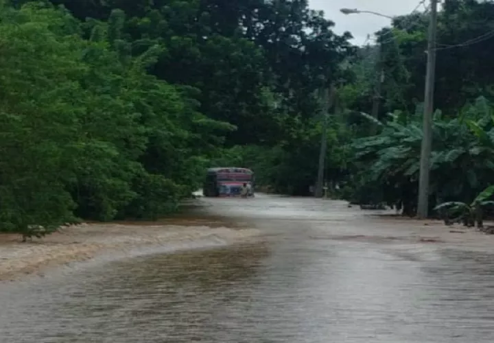 En Colón, las lluvias han provocado inundación en las vías principales. / Foto: Panamá América