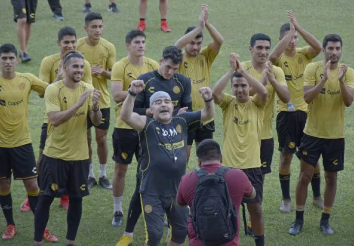 Maradona trabajando con su nuevo equipo. Foto EFE