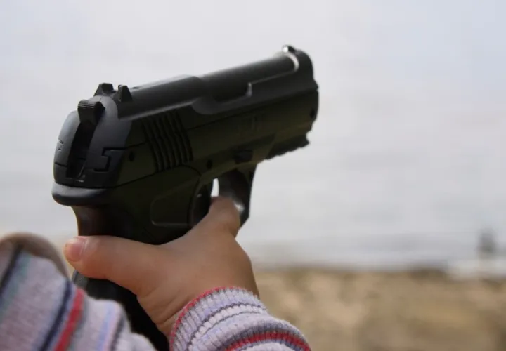 La niña encontró el arma en el patio de una residencia y empezó a jugar con ella. / Foto: Ilustración Epasa.