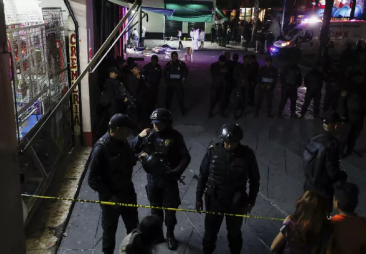 Agentes policiales acordonan el área de Garibaldi, donde tres personas. FOTO/AP 