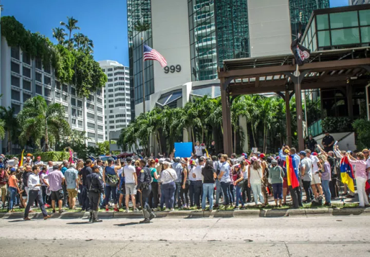 Decenas de venezolanos y cubanos radicados en EE.UU. protestan frente al restaurante de Nusret Gökçe, el chef turco que ofreció recientemente un festín al presidente de Venezuela, Nicolás Maduro.FOTO/EFE