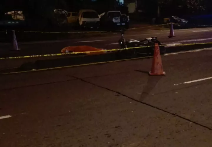 El cuerpo de la víctima quedó tirado en la calzada con dirección al interior del país en tanto que la motocicleta fue ubicada en vía hacia la ciudad capital. Foto/Eric Montenegro