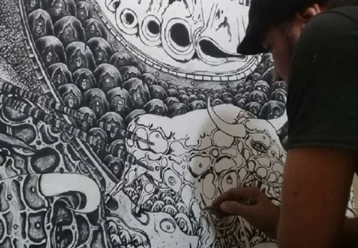 Radamés Pinzón, ganador del premio 'Roberto Lewis 2018, en pintura,  en el proceso creativo. /Foto: Cortesía.