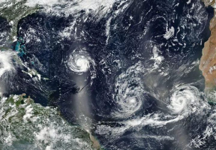  Imagen facilitada por la NASA que muestra los huracanes (i-d) Florence, Isaac y Helene avanzando por aguas del Atlántico Norte. EFE