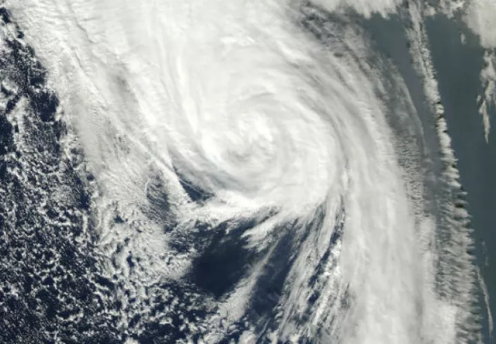 la tormenta tropical presenta vientos máximos sostenidos de 75 kilómetros por hora (45 millas por hora) y se 