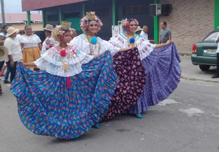 Ericka Marciaga González junto a la princesas y la reina infantil del Festival Nacional del Toro Guapo. Foto: Lissette Zorrilla