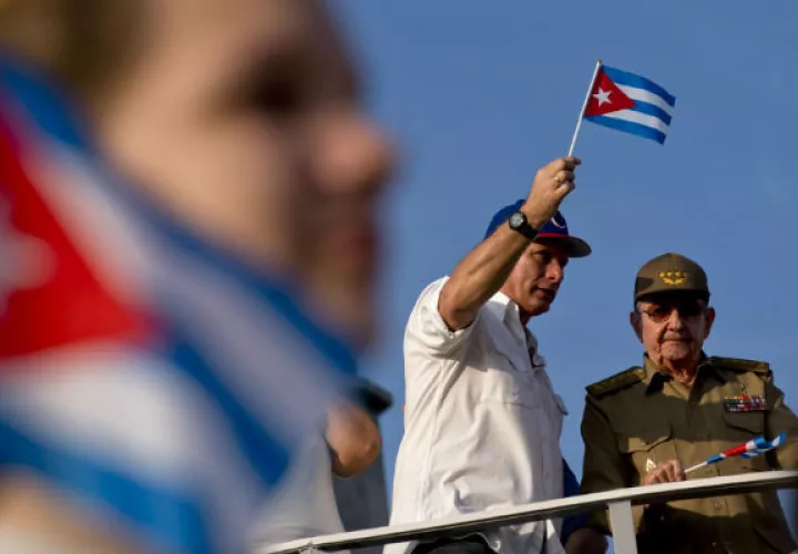 El actual presidente cubano Miguel Díaz-Canel (izq.) y Raúl Castro en un mitin en La Habana. Foto. Archivo/Ilustrativa.