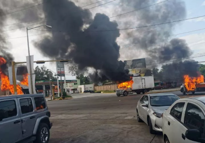 Los bloqueos de los sicarios, presuntamente gente del cartel de las drogas de Sinaloa, se extendieron a las salidas de la ciudad. Foto: EFE.