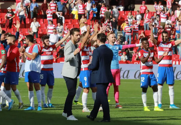 Jugadores del Granada saludan a su afición. Foto EFE