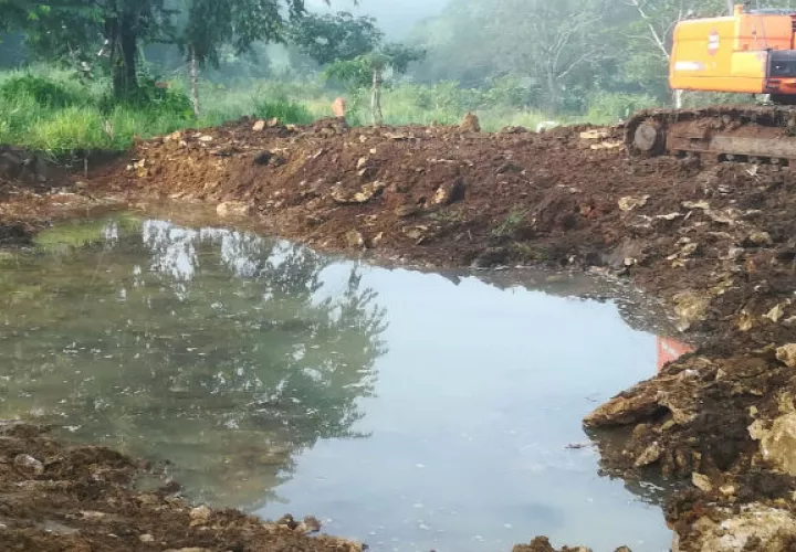 El MIDA cuenta con la maquinaria para ayudar a los productores en la perforación de pozos y la construcción de abrevaderos.