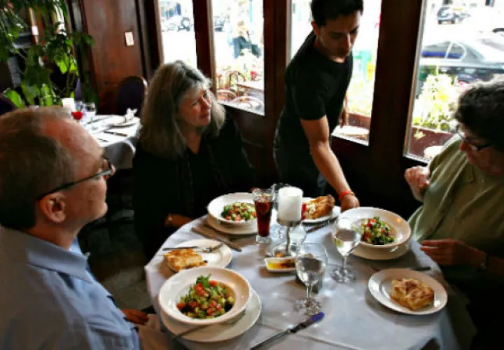 Los restaurantes y hoteles de Panamá aplican un descuento de 25% sobre el valor del consumo individual de comida y 50% de descuento en los precios regulares de hoteles, moteles y pensiones (entre lunes y jueves).