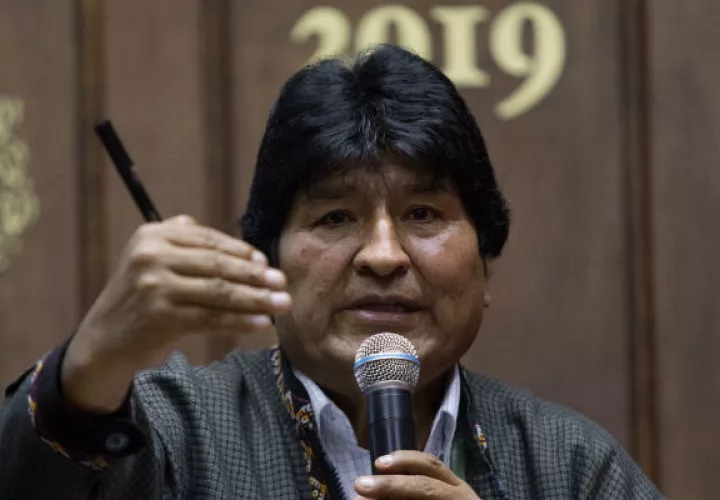 Evo Morales al anunciar que dejó de hospedarse en un campo militar en México. Foto: EFE.