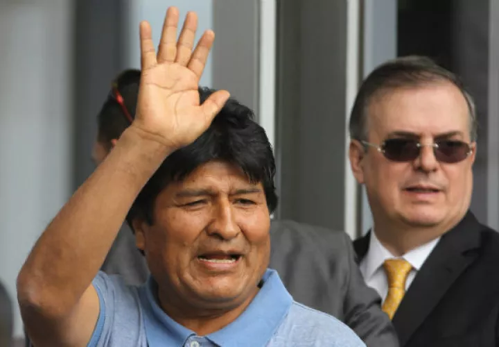 Evo Morales ante la prensa en el Aeropuerto Internacional de la Ciudad de México. Foto: EFE.