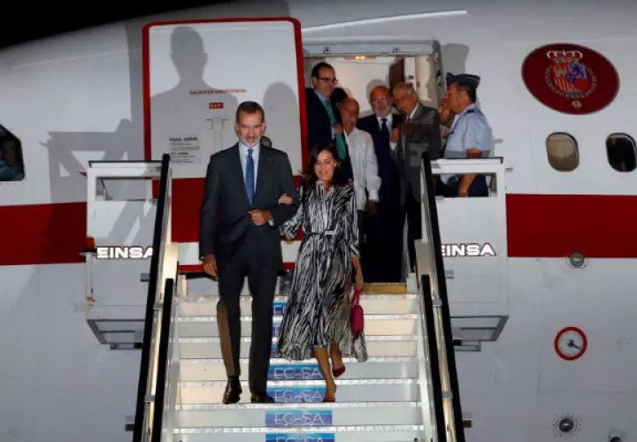 El Rey Felipe VI y la Reina Letizia a su llegada al aeropuerto Internacional José Martí en La Habana. Foto: EFE.