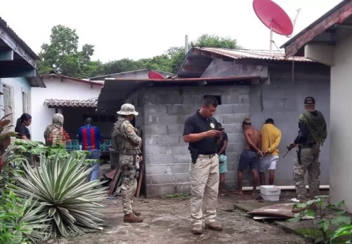 La Policía Nacional capturó el pasado 12 de noviembre a seis sospechosos implicados en el robo y violación de dos extranjeras en Nombre de Dios, Colón. 