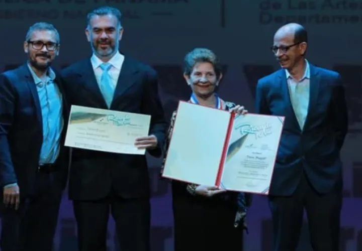 Premiación a Danae Brugiati con el Premio 'Ricardo Miró' 2019. Foto: Cortesía MiCultura