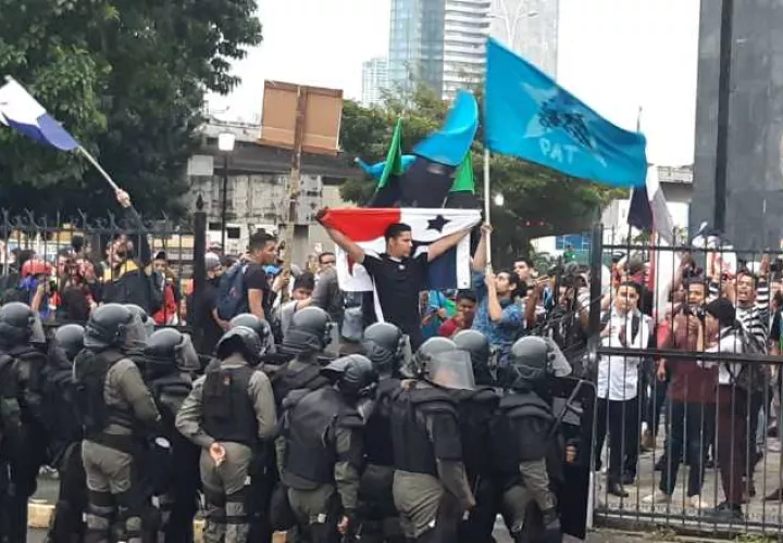 La Asamblea Nacional anunció dos contratos para comprar armas y adecuar una armería.
