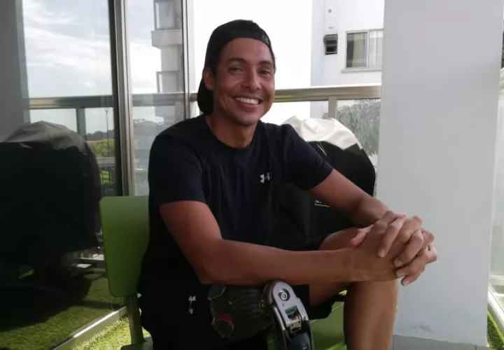 César Barría celebra su más reciente logro en el Oceanman de Cancún y va por mar abierto. Miriam Lasso 