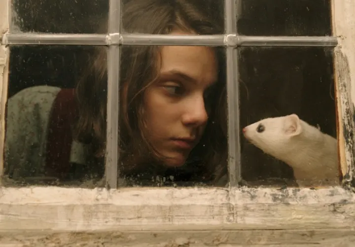 Protagonizada por Dafne Keen. 